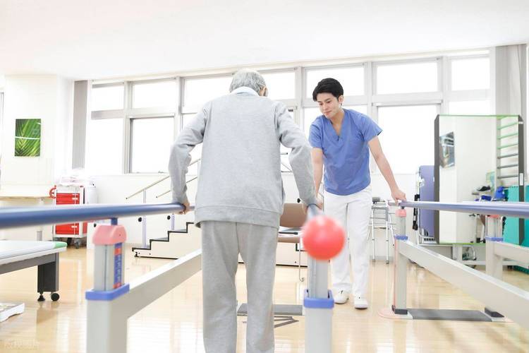 康復(fù)輔具適配服務(wù)中的核心角色 康復(fù)輔助器適配師證書的作用、工作內(nèi)容及適合人群解析